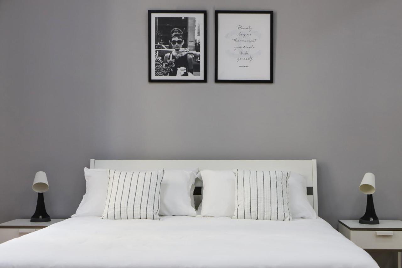 Modern Apartment At Piazza Del Gesu' By Wonderful Italy Napels Buitenkant foto