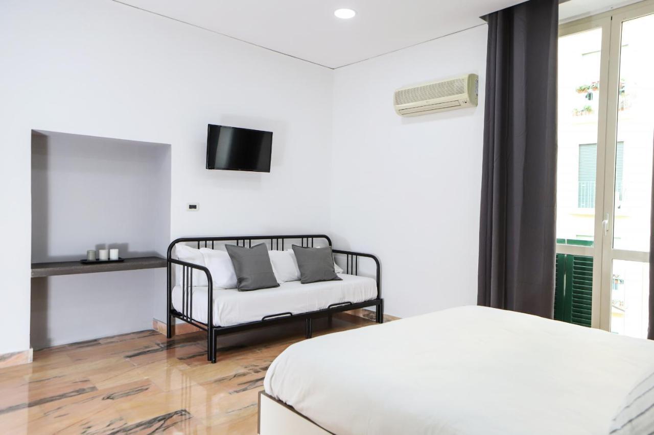 Modern Apartment At Piazza Del Gesu' By Wonderful Italy Napels Buitenkant foto